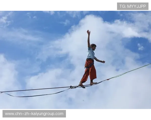 伞降对抗赛惊现完美编队，极限运动影像美学被推崇